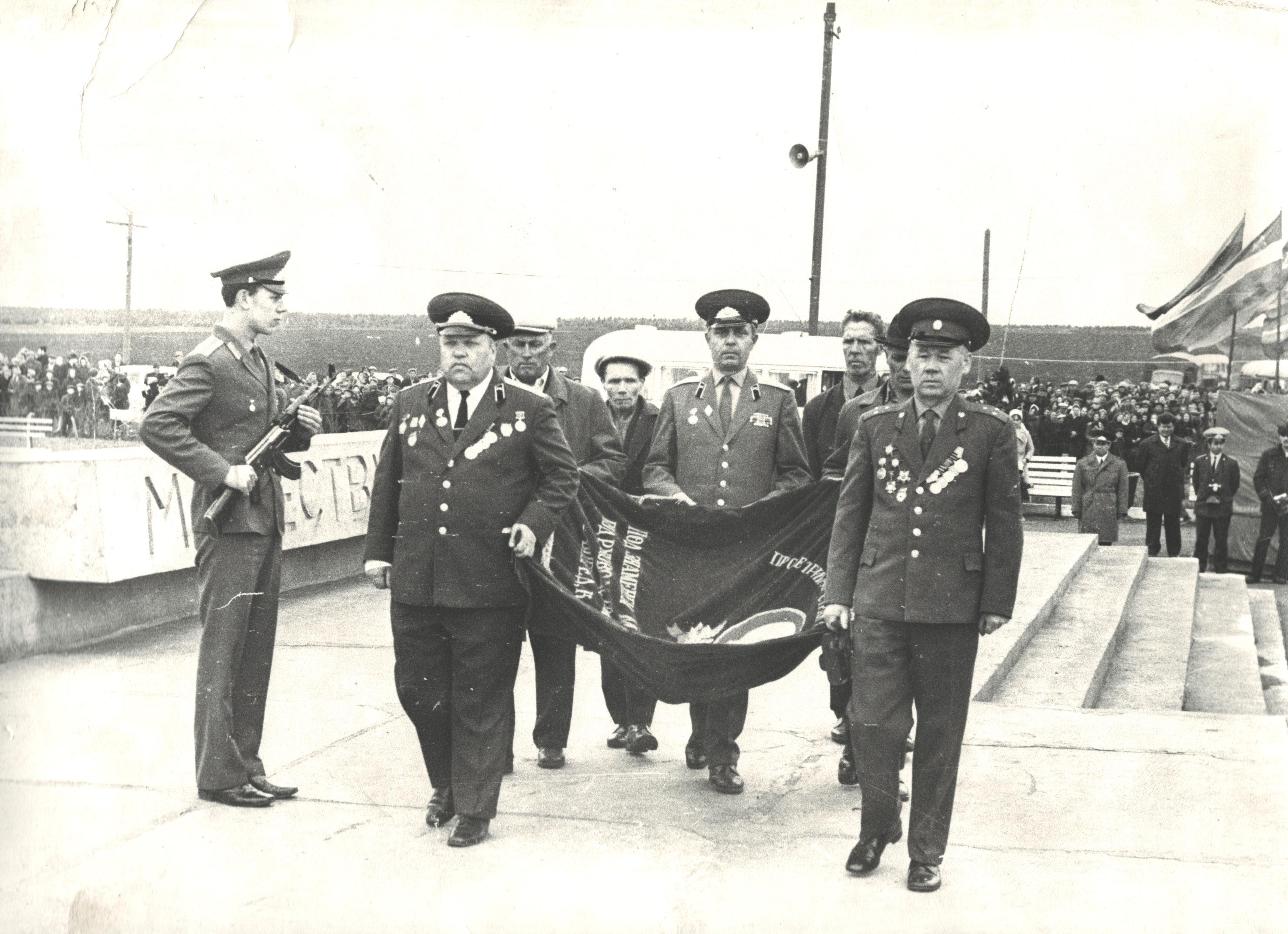 Участники Сталинградской битвы замуровывают землю Сталинграда.jpg